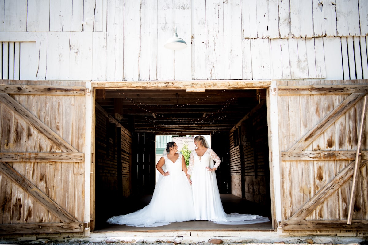 Couple photographed at Worsell Manor's historic 1683 estate